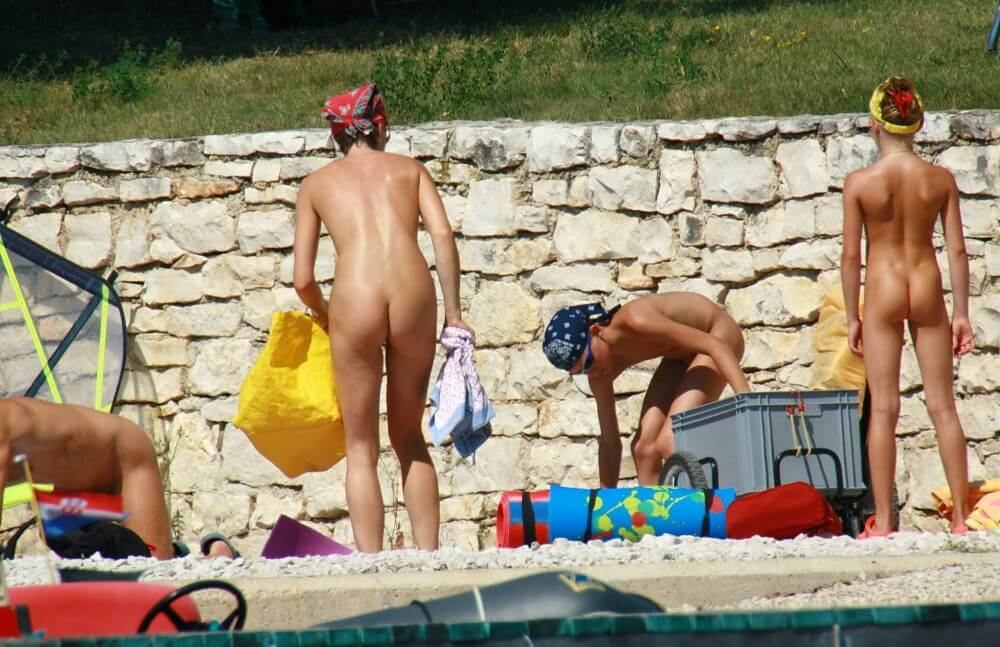 Sporty and Athletic Sands gallery - Nudism reduces self-consciousness