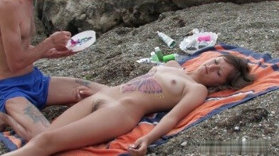 Naked body art on the beach Full HD video - Nudity as an expression of natural beauty