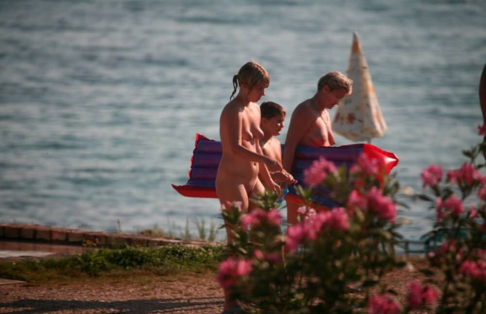 Dusk Til Dawn Showering phoros - Leaving the house in a state of complete nudity