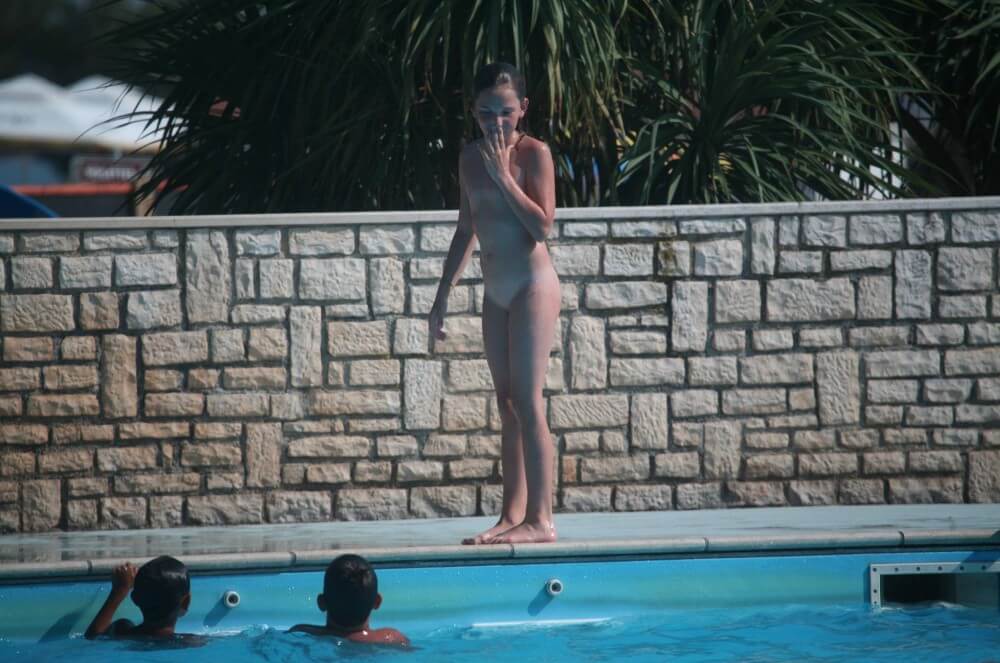 Naturist Pool-Side Singles photos - The pursuit of naturalness and freedom