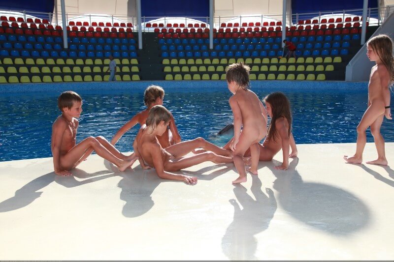 Swimming dolphins photo gallery - Completely naked people on planet Earth