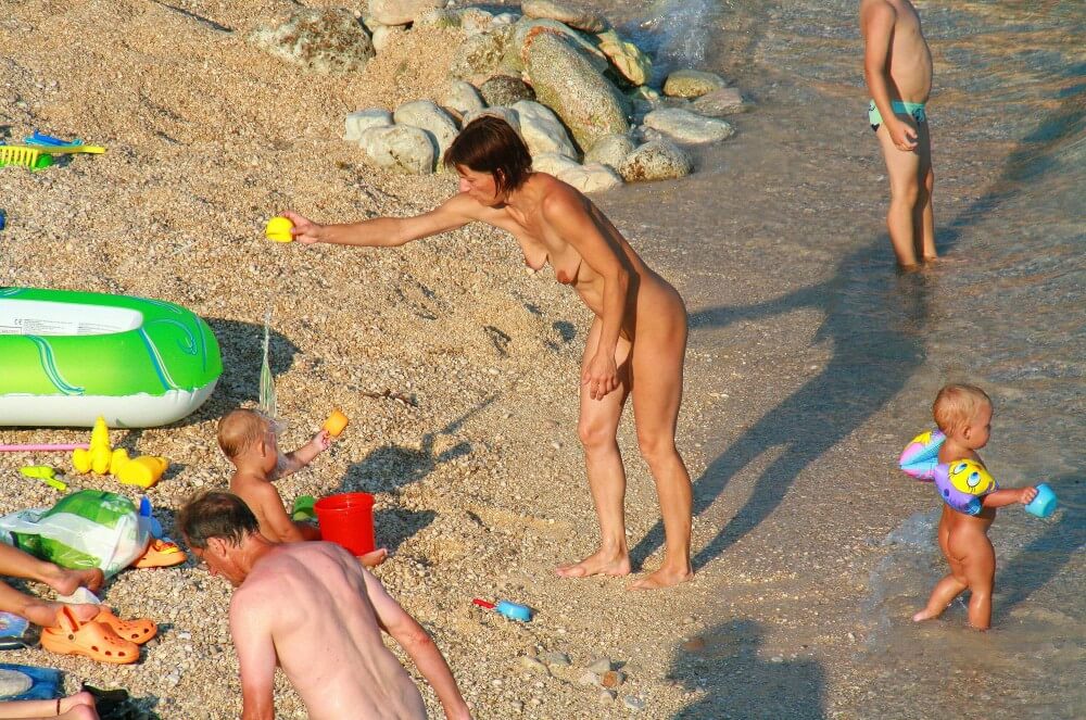 Ula Naturists Beach photo gallery - Nudism contributes to the strengthening of psychological health