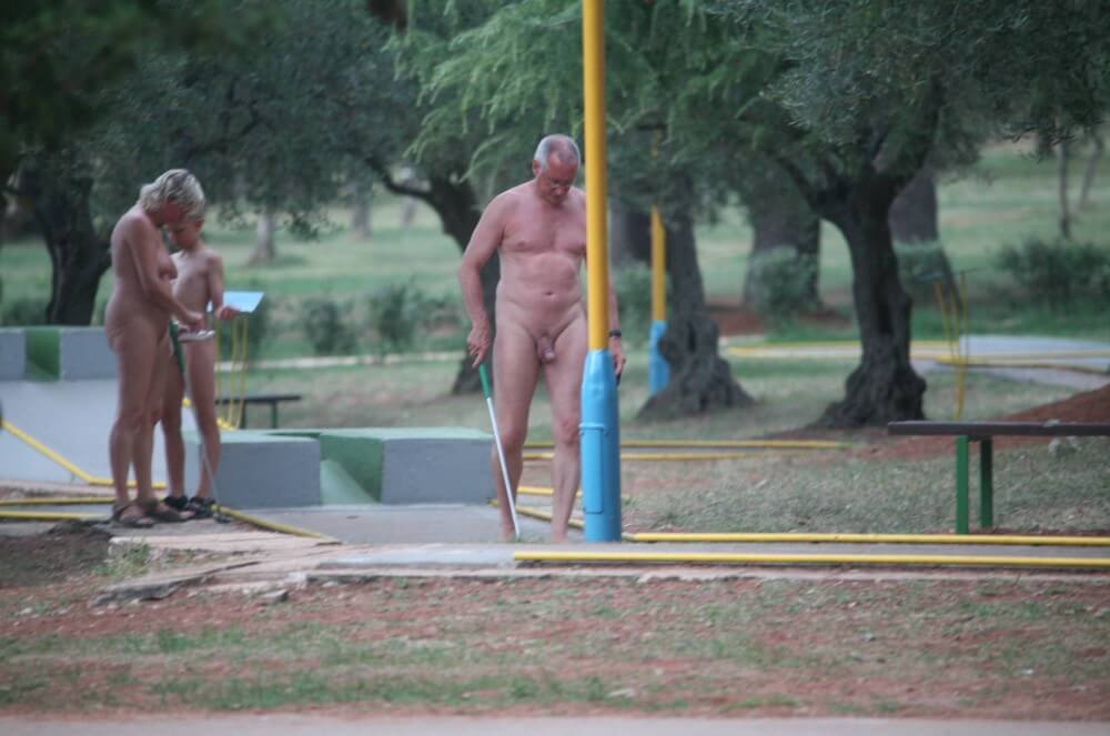 Mini-Golf Nude Participants pics - The true flourishing of a culture of naturalness