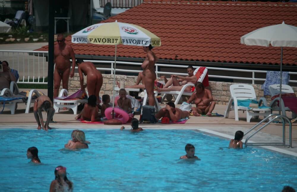 Naturist Pool Observation pics - Nudism promotes psychological and physical well-being