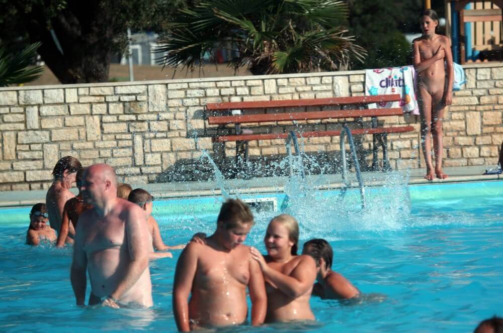 Naturist Pool Girls Profile pics - Leaving the house in a state of complete nudity