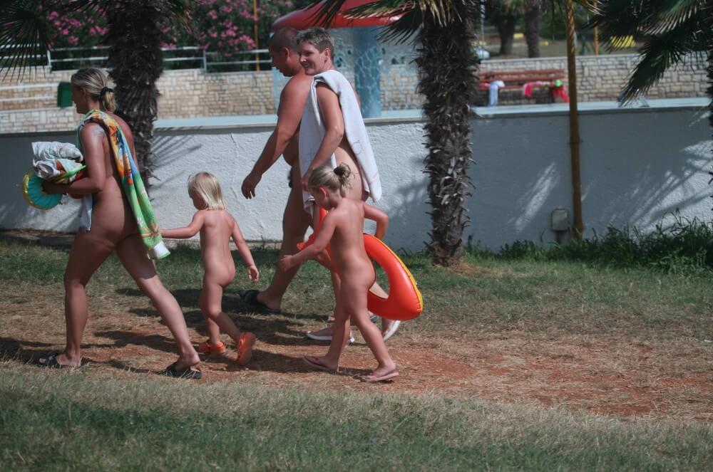 Naturist Family Movement pics - Naturists live in harmony with nature