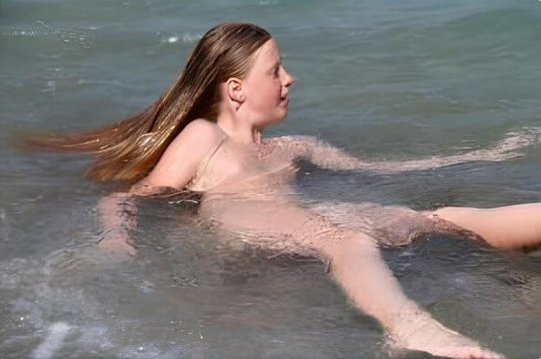 Turqoise Water Splash pics - Nudists value simplicity and openness