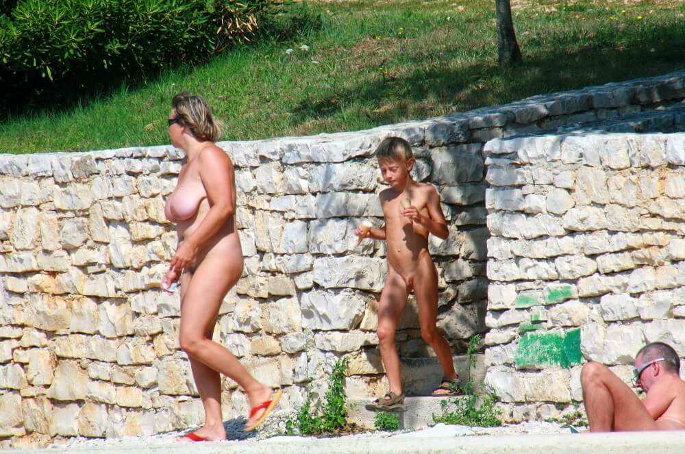 Ula FKK Wall-Side Families pics - Naturism and nudism are a path to spiritual peace