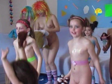 Naturism Freedom: Disco - Nudism fosters trust if you are sincere