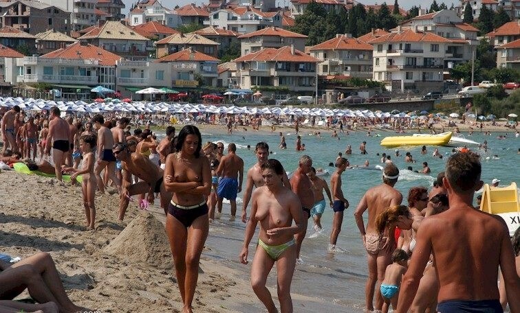 Enature - resort in solar Bulgaria - Many beautiful people without clothes