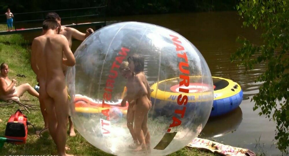 Daytime Family Picnic Full HD - Delegation of European Nudists