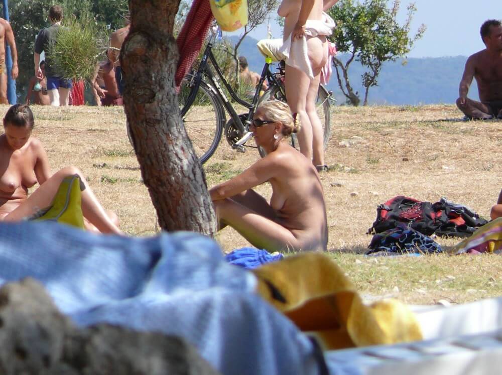 Ula FKK Shore Perspective pics - Nudism knows no boundaries
