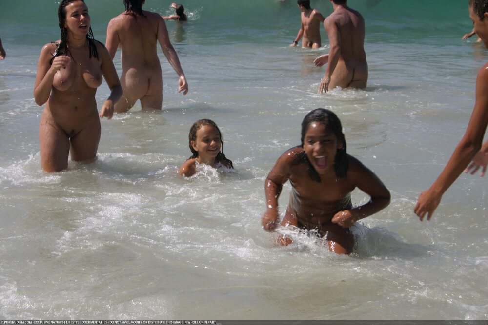Brazil naturism photo set 4 - Most nudists are motivated solely by a sense of comfort